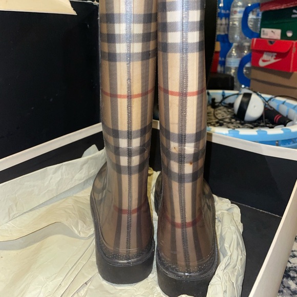 Woman’s Burberry rain boots size 6 1/2 - Picture 3 of 8